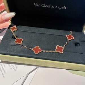 A Van Cleef & Arpels bracelet in excellent condition